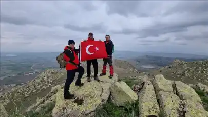 Kırşehirli dağcılar, 1612 metre yükseklikte Türk bayrağı açtı