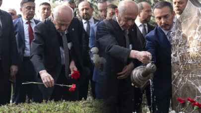 Bahçeli, Alparslan Türkeş'in kabrinin başında!