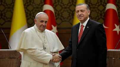 Papa Franciscus'tan Cumhurbaşkanı Erdoğan'a dünya barışına katkısından dolayı teşekkür