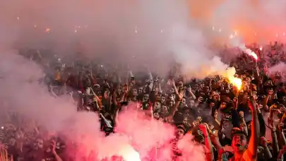 Galatasaraylı taraftarlar 'Erik Dalı' ile kutlama yaptı