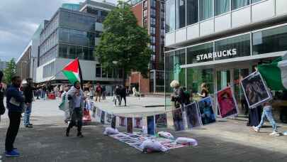 Hollanda'da Starbucks önünde bir grup, İsrail'i protesto etti