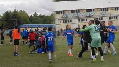 Futbolcular sahada tekme tokat birbirine girdi! Maç yarıda kaldı