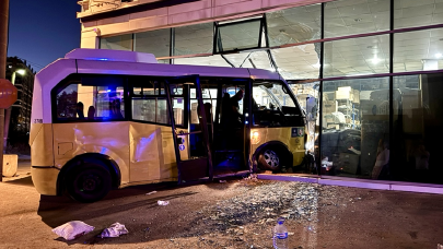 Bursa'da otomobil ile minibüs çarpıştı! Kazada 12 kişi yaralandı