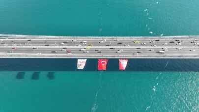 15 Temmuz dolayısıyla İstanbul'daki köprülere Türk bayrağı asıldı