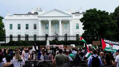 Biden, Netanyahu ile bir araya geldi: Beyaz Saray önünde protesto edildi