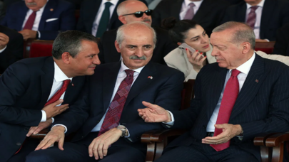 Cumhurbaşkanı Erdoğan ve CHP lideri Özel KKTC töreninde sohbet etti