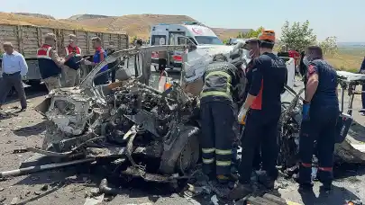 Kızlarının düğünü için yola çıkan ailenin sonu acı oldu: Korkunç kazada 4 kişi öldü