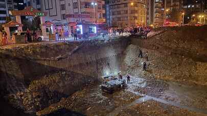 Şanlıurfa'da inşaat temeline otomobil düştü: 3 kişi yaralandı