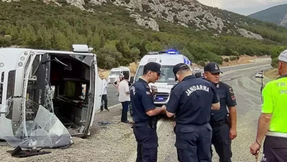 Düğün için yola çıkanları taşıyan otobüs devrildi: 1 ölü, 25 yaralı