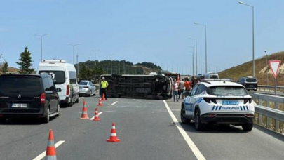 Minibüs bariyerlere çarptı: İstanbul Havalimanı trafiği aksadı