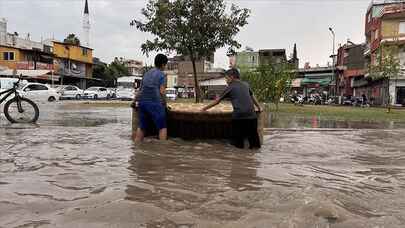 Adana'da sağanak ve şiddetli rüzgar hayatı olumsuz etkiledi