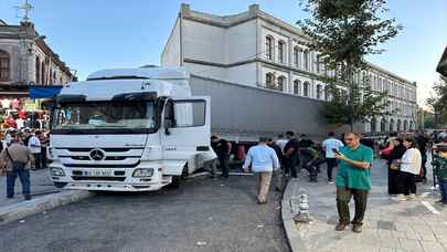 Fatih'te kaza yapan tır yolu kapattı: Vatandaşlar tırı çıkarmaya çalışıyor