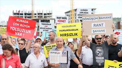 İzmir'de kentsel dönüşüm projesi hak sahipleri yol keserek eylem yaptı