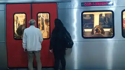 Başkentte metro arızası: Seferler durdu, yolcular uzun kuyruklar oluşturdu