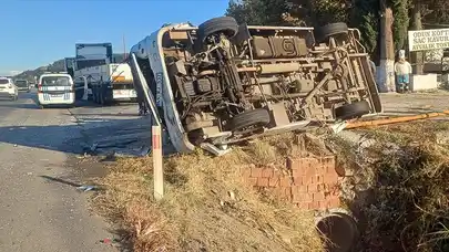 Manisa'da korkutan kaza: Midibüs devrildi!