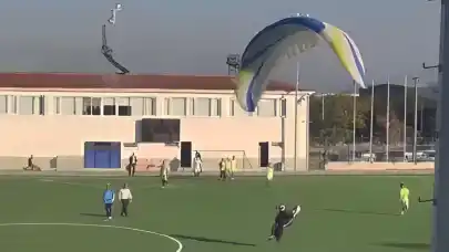 Amatör maça havadan sürpriz! Paraşüt sporcusu sahaya indi