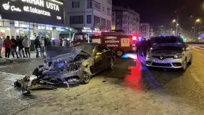 Kayseri'de 3 araca çarpan otomobilde yangın: 4 yaralı