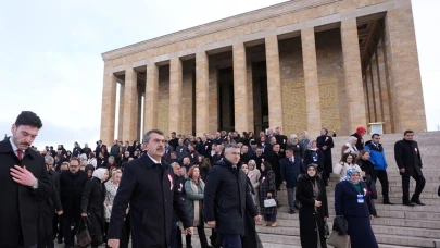 Bakan Tekin'den tüm illerden gelen öğretmenlerle Anıtkabir'e ziyaret!