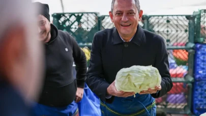 CHP Genel Başkanı Özel, pazaryerinde önlük takıp lahana sattı