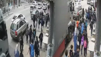 Denizli'de tır kaldırımda yürüyen çocuğa çarptı! O anlar güvenlik kamerasında