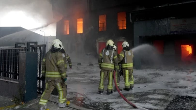 Beylikdüzü'ndeki fabrika yangını kontrol altında, soğutma çalışmaları sürüyor