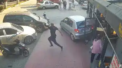 Kuşadası'nda kontrolden çıkan otomobil kafeye girdi: 1 ölü, 3 yaralı