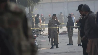 Pakistan'da intihar saldırısı: 12 güvenlik görevlisi hayatını kaybetti