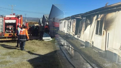 Manisa'da konteyner yatakhanede yangın: 4 işçi yaralandı