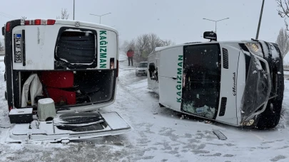 Erzurum'da feci kaza: Minibüs direğe çarparak devrildi