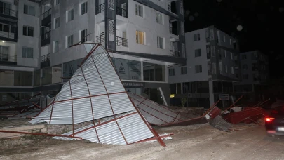 Hatay'da şiddetli rüzgar çatıları uçurdu