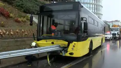 Kadıköy'de kontrolden çıkan İETT otobüsü bariyere saplandı