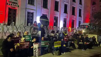 Mülakat mağduru öğretmenlerden TRT önünde protesto