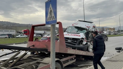 Tırla çarpışan ambulansın şoförü yaralandı! O anlar güvenlik kamerasında!