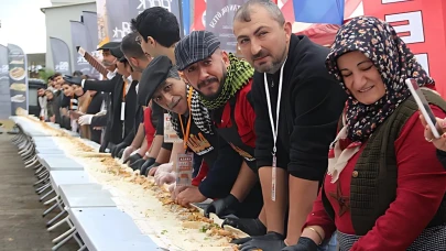 Dünyanın en uzun Adana döneri, Kocaeli'de ikram edildi