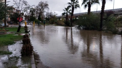 Manavgat'ta şiddetli yağış su baskınlarına neden oldu, ekipler çalışmalara başladı