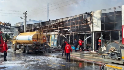 Mersin'de yangın! 2 zincir market hasar gördü