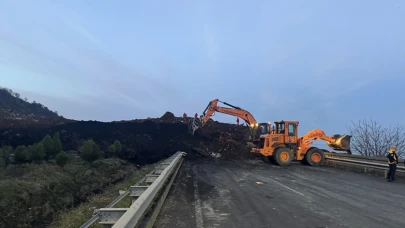 Artvin'de heyelan: Karadeniz Sahil Yolu ulaşıma kapandı