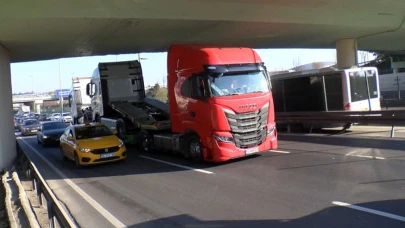 Şirinevler üst geçidine takılan tır, İstanbul trafiğini felç etti