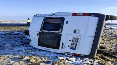 Diyarbakır'da öğretmenleri taşıyan minibüs devrildi! 13 yaralı