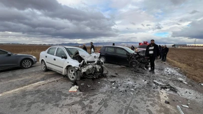 Afyonkarahisar'da trafik kazası: Çift hayatını kaybetti, 3 kişi yaralı