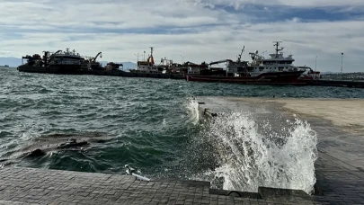 Fırtına uyarısı üzerine 40 yük gemisi Sinop Limanı'na sığındı