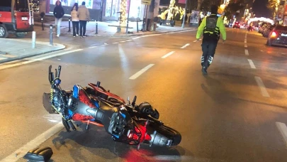 Kadıköy'de dur ihtarına uymadı! Polise çarptı! O anlar kamerada