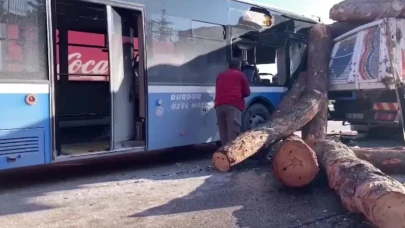 Halk otobüsü, kamyon ve polis aracına çarptı: Çok sayıda yaralı var