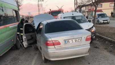 Van'da zincirleme kaza! 3 araç birbirine girdi