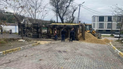 Beylikdüzü'nde İSKİ'nin çalışması sırasında yol çöktü! Hafriyat kamyonu devrildi