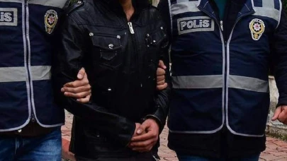 Uyurken yakalandı: Polislerin aradığı şüpheli, aracını cephaneliğe çevirdi!