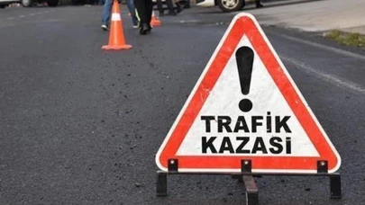 Isparta'da kaygan yolda kontrolden çıkan otomobil bariyerlere çarptı