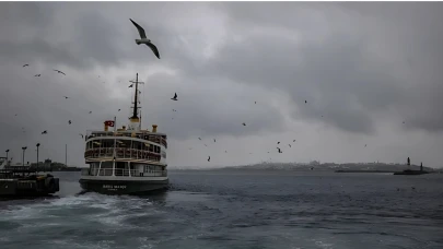 Fırtına deniz ulaşımını aksattı: İstanbul ve Ege'deki birçok sefer iptal edildi!