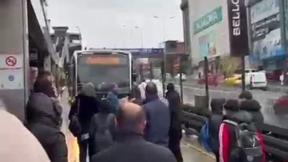 Beylikdüzü-Avcılar hattında durakları pas geçen metrobüs, yolcularını çıldırttı