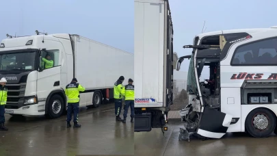 Niğde'de feci kaza: Yolcu otobüsü, tıra çarptı: 8 ölü